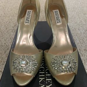 BADGLEY MISCHKA JAZMIN II playing gold pumps